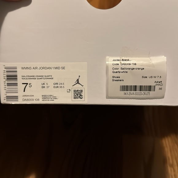 New in box women’s Jordan mid - Picture 2 of 7